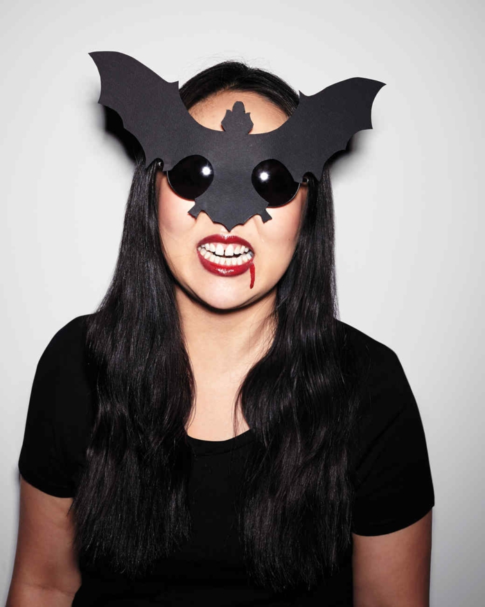 ein Vampire Kostüm - schwarze Sonnenbrille, Fledermaus Maske und Blutschminke - coole Faschingskostüme 