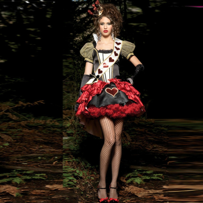 Alice im Wunderland die rote Känigin - schwarzes Kleid mit einem roten Herzen und weißen Streifen am Oberteil, Kleid mit Puffärmeln kombiniert mit Netzstrumpfhose und schwarzen offenen Schuhen mit rotem Band