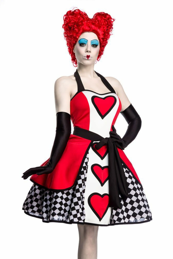 die böse Königin Alice im Wunderland - rot-weißes Kleid mit Schachbrett-Motiv und schwarzen Kanten, vier rote Herzen mit schwarzen Kanten, rote Perücke lockig