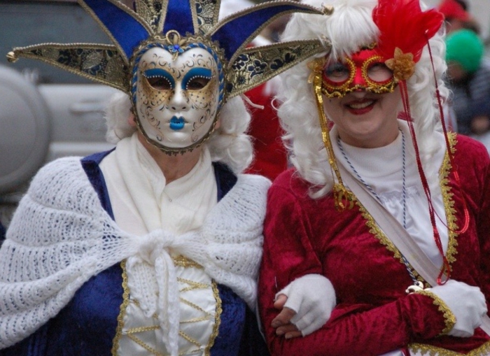 Inspiration aus dem Karneval in Venedig - blaue Fee mit weißem Schal und weißen Haaren, rote Fee mit weißer Bluse