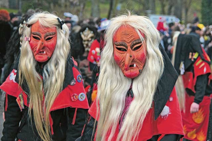 Traditionelle Faschingskostüme Ideen böse Hexen mit vielen Falten auf dem Gesicht und langen weißen Haaren