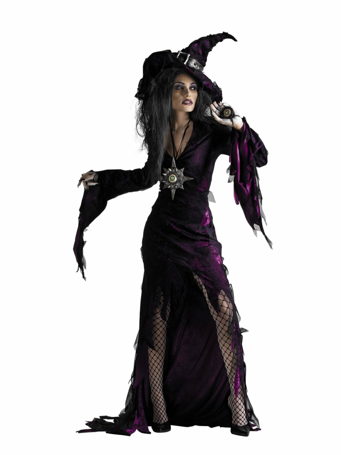 Hexen-Verkleidung zum Fasching - zerrissenes lila Kleid mit langen freifallenden Ärmeln kombiniert mit einem Netzstrumpfhose und schwarzen Schuhen mit Absatz Hexenhut mit schwarzem Gürtel