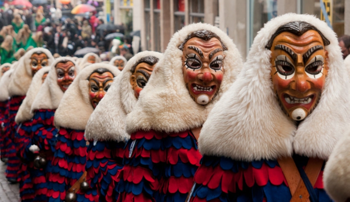 traditionelle Faschingskostüme von bösen Wesen, die den Winter vertreiben, Karnevalmasken aus Holz