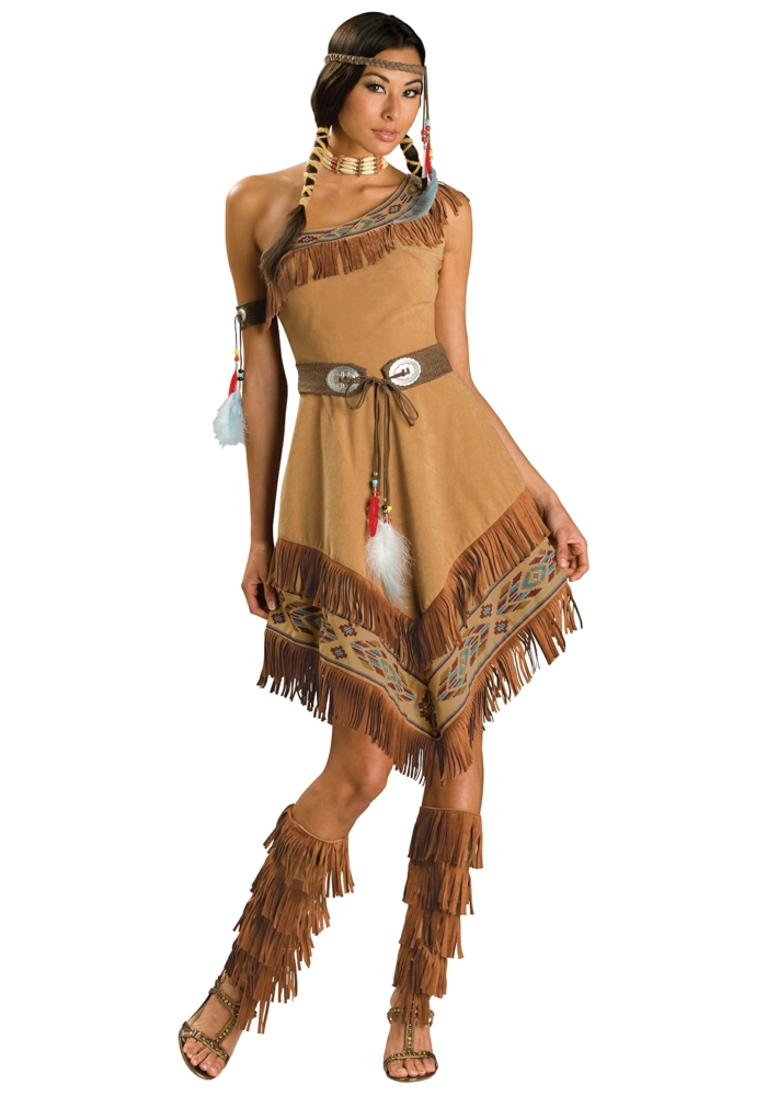 Pocahontas mit braunem Indianer-Kleid mit Troddeln und Applizierungen braune Riemensandale mit Troddeln Flechtfrisur mit Haarschmuck