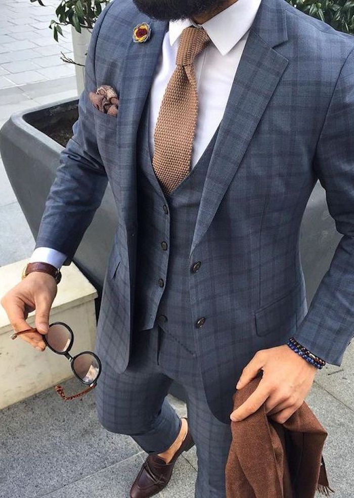 hipster bart und männer anzug kariert sonnenbrille in braun brauner blazer dunkle schuhe elegante krawatte