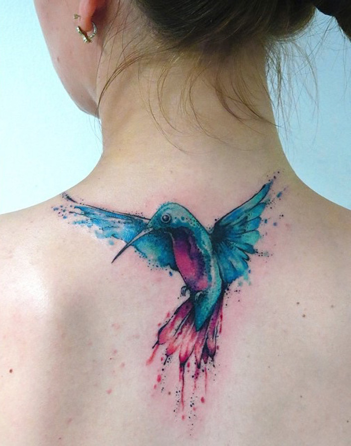 frau mit kolibri tattoo am rücken, farbige tätowierung mit vogel-motiv