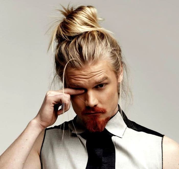 frisur lange haare, mann mit rotem bart und blonden haaren, dutt-frisur für männer