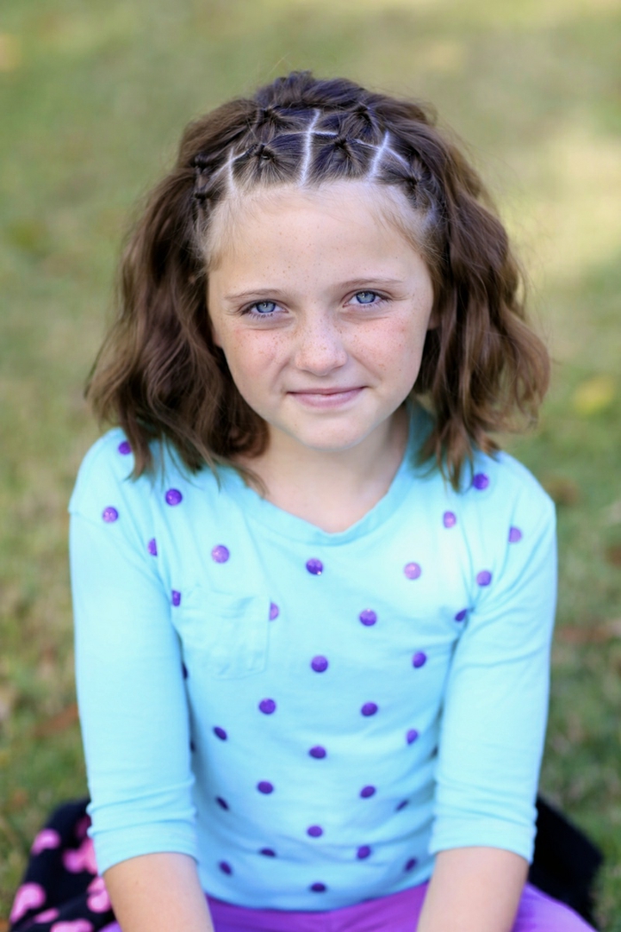 Kinderfrisuren - ein Mädchen mit braunem Haar und blauen Augen