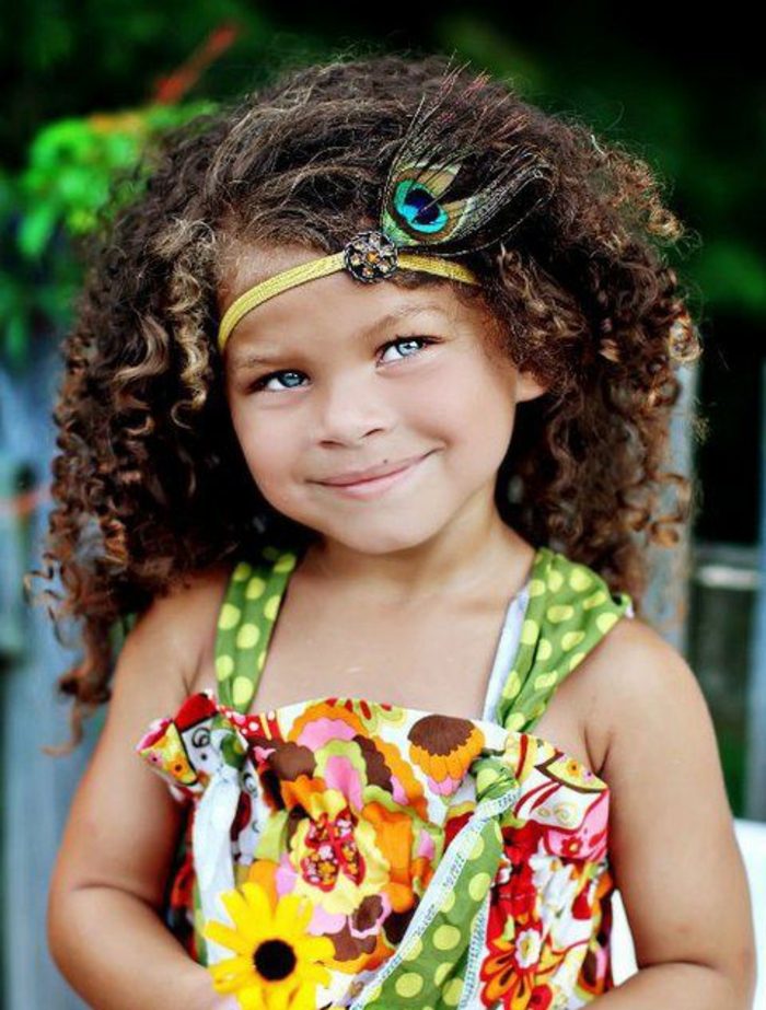 Kinderfrisuren - ein lockiges Mädchen mit blauen Augen und eine schöne Frisur
