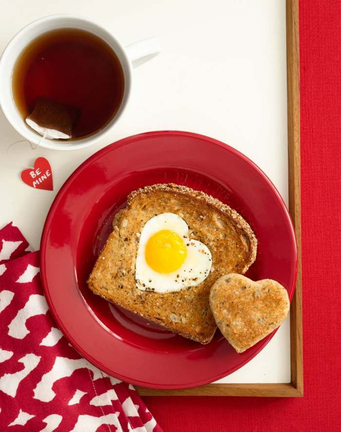 Romantisches Frühstück zum Valentinstag servieren, French Toasts und Tee, herzförmiges Ei