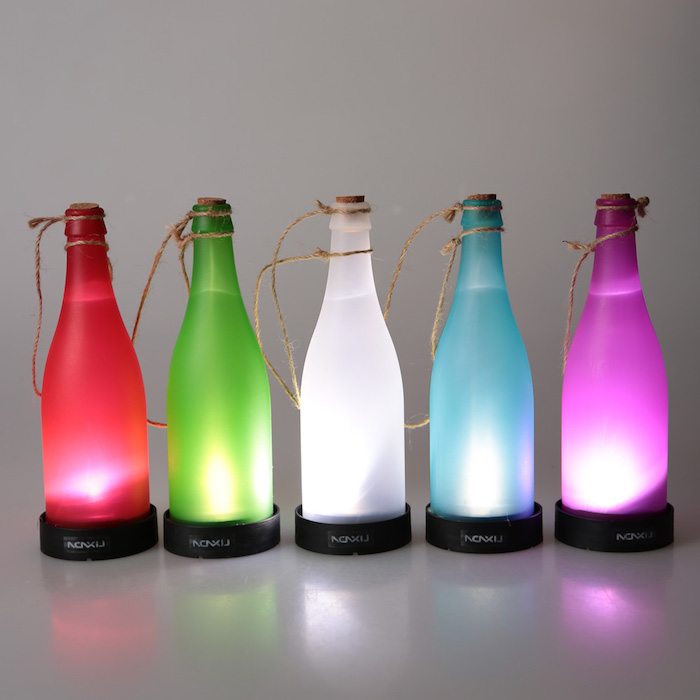 flaschenlampen selber bauen - fünf rote, grüne, weiße, blaue und violette lampen aus flaschen selber bauen