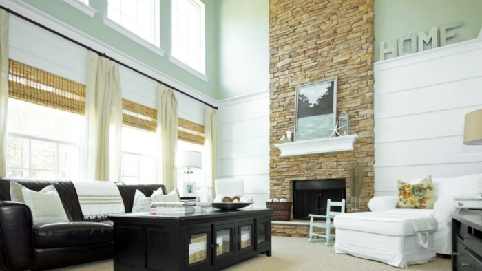 ein helles Wohnzimmer mit viel natürliches Licht, moderne Möbel, Wandverblender