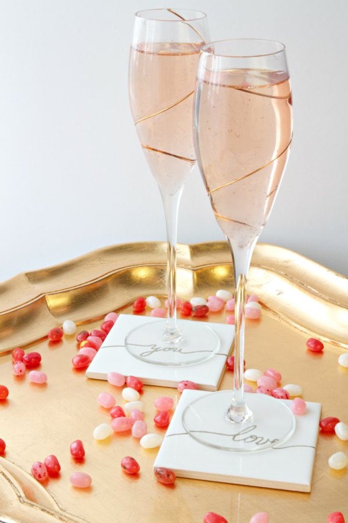 geschenke zum valentinstag für die beiden geschenke für paare gläser für champagner oder untertassen kleine pralinen