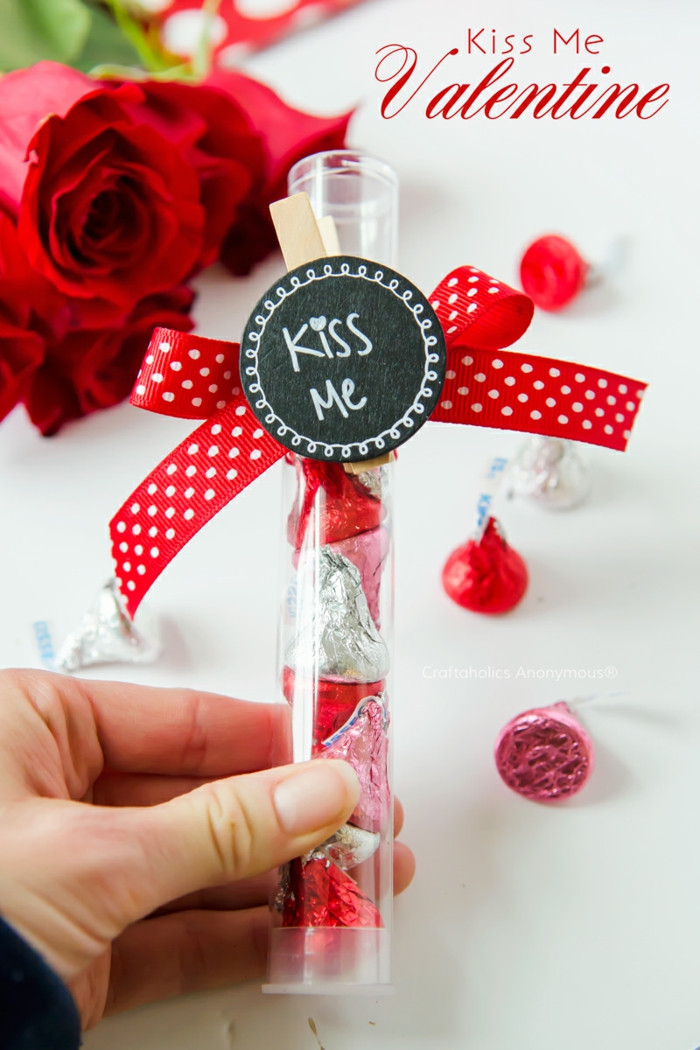 Kleine aber romantische Überraschung zum Valentinstag, Anhänger mit Aufschrift Kuss mich und rote Schleife, leckere Pralinen