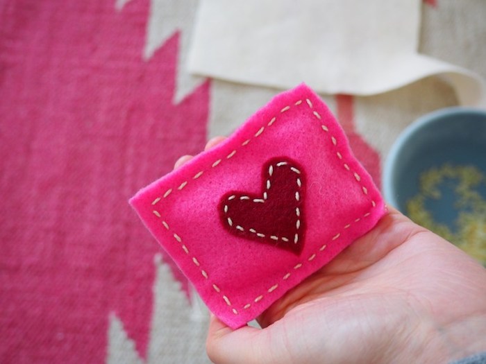 mithilfe eines kleinen geschenks schönen valentinstag wünschen taschenwärmer herz deko ideen