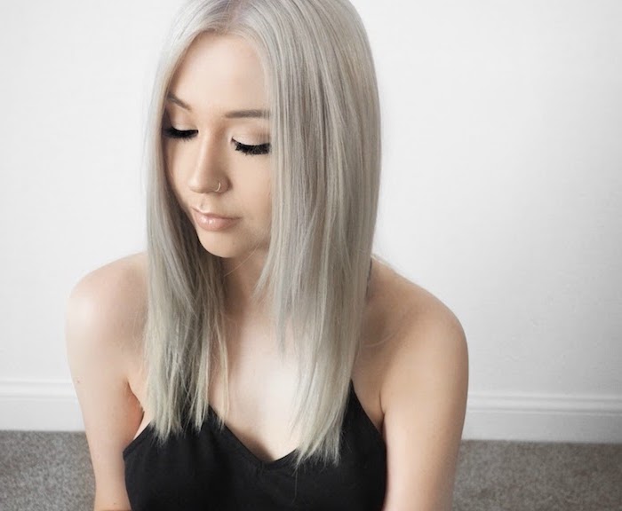 blonde Haare grau färben - ein Mädchen mit Piercing und dezentes Make up