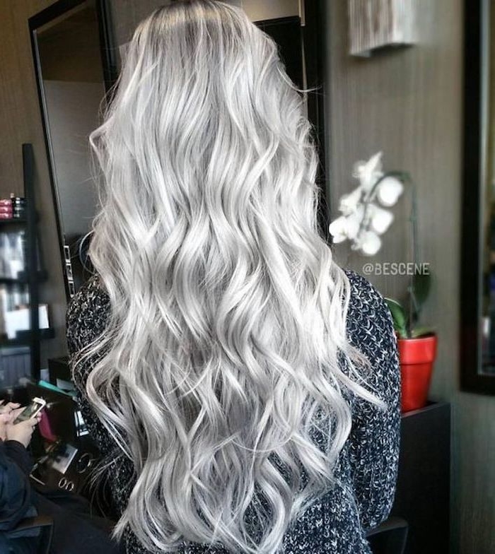 blonde Haare grau färben - ein langes Haar mit lässigen Locken und eine graue Bluse