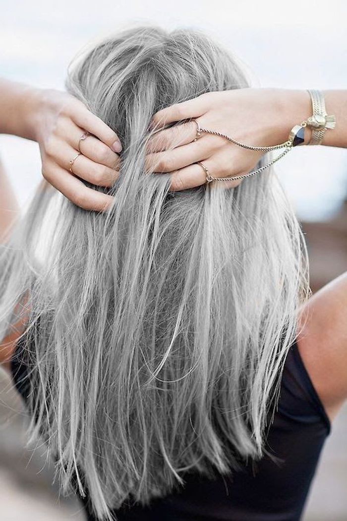 Haarfarbe Grau Silber - ein Mädchen mit schönen Schmuckstück und schwarzer Bluse