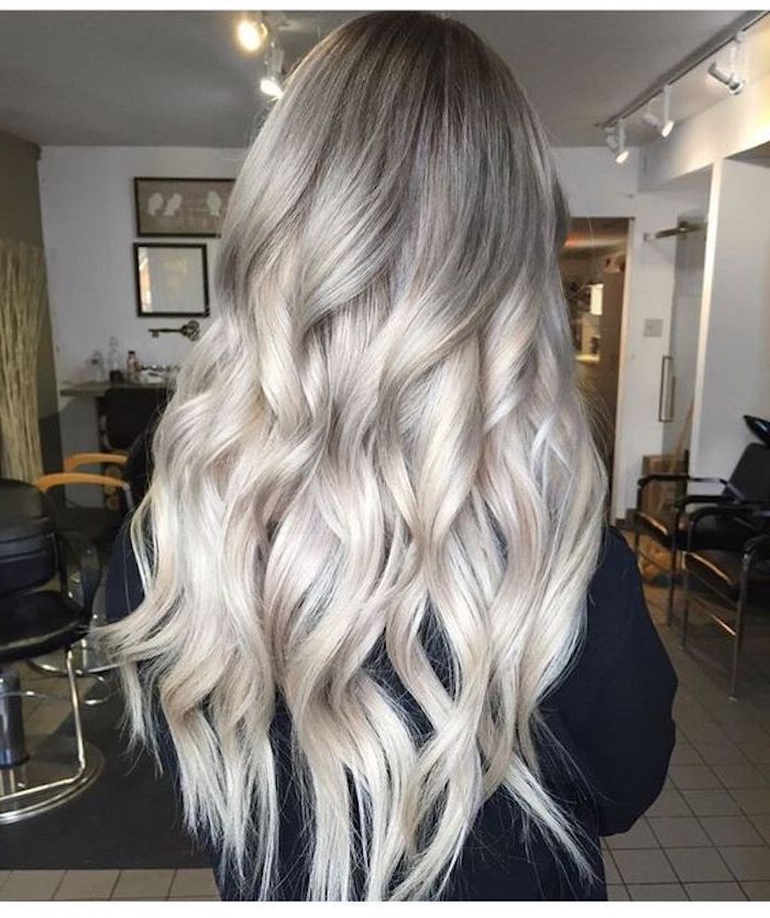 Haarfarbe Grau Silber - eine schwarze Bluse kontrastiert mit der hellen Haarfarbe