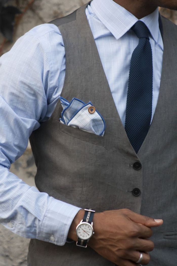 dieses blaue hemd und dunkle krawatte eignen sich perfekt zum outfit graue hose und weste dazu armbanduhr sportlich elegant