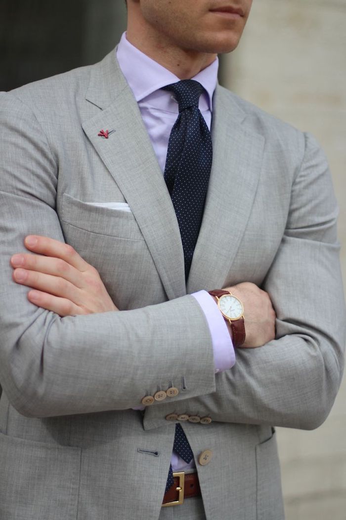 blauer anzug schwarzes hemd sieht nicht so gut aus wie grauer anzug mit weißem hemd oder lila hemd violett farbe für männer