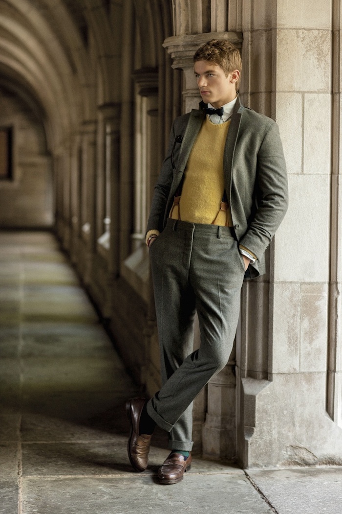 retro model von männer anzug ideen in grau mit hosenträgern und gelbem pulli anzug mit fliege braune schuhe
