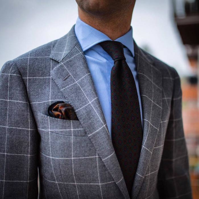 grauer anzug braune schuhe hellblaues hemd schwarze krawatte kariertes sakko und graue hose perfektes outfit