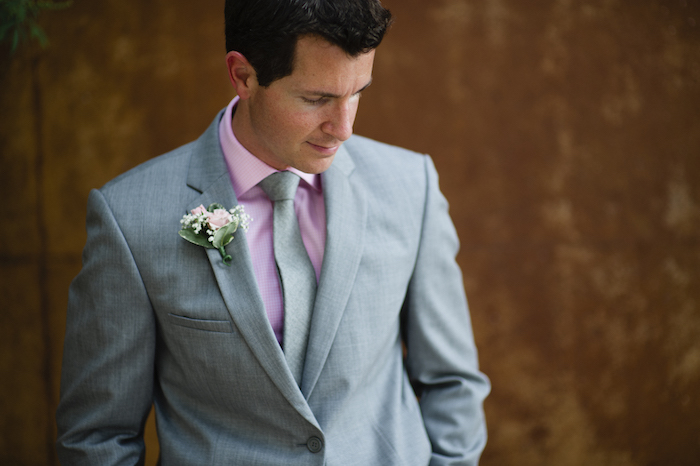 krawatte oder fliege anzug in grauer farbe stylen ideen anzug mit rosa hemd und blumen am aufschlag