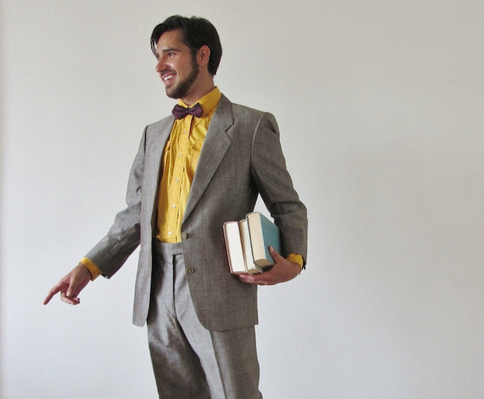grauer anzug braune schuhe dieser mann trägt gelbes hemd und braune fliege zum grauen anzug und dazu passen am besten braune schuhe