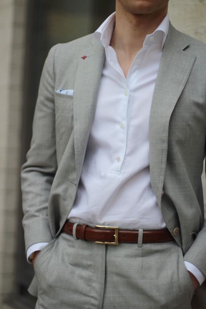 grauer anzug braune schuhe mit dem gürtel schön kombinieren weißes hemd ideen 