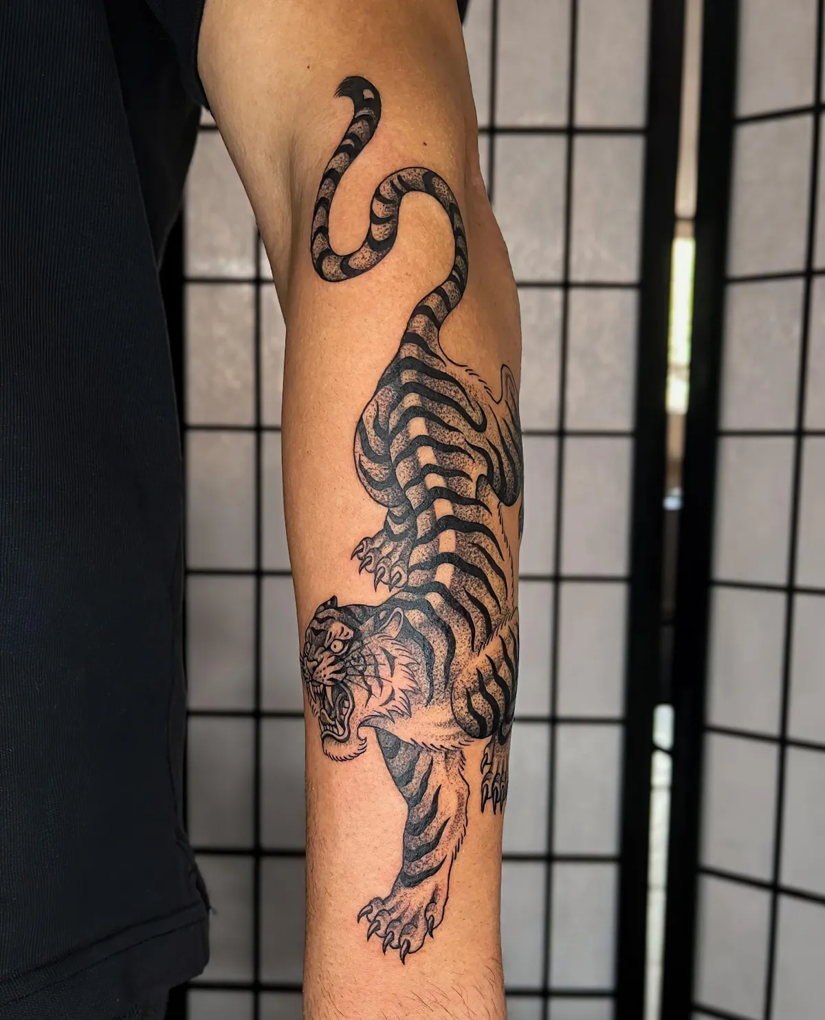 großes tattoo am unterarm tiger designs für männer