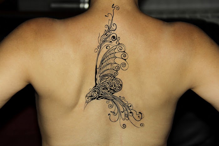 großes schwarz-graues kolibri tattoo am rücken, tattoos für frauen