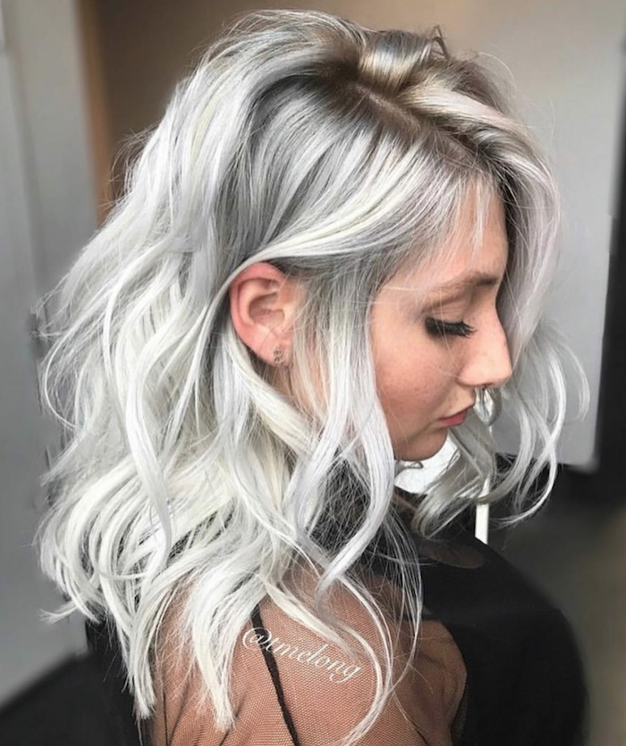 Haarfarbe Silber Grau in lässiger Frisur - ein Mädchen mit einem schwarzen Kleid