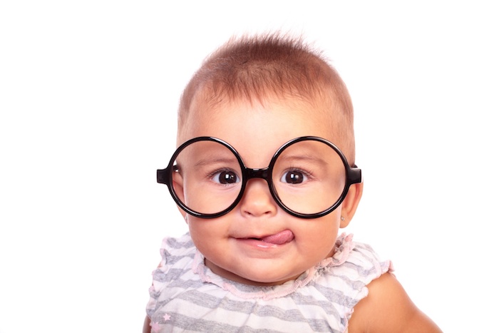 sehstörung ein niedliches baby mit brille lustiges bild süßes baby lesebrille runde brille gesundheit