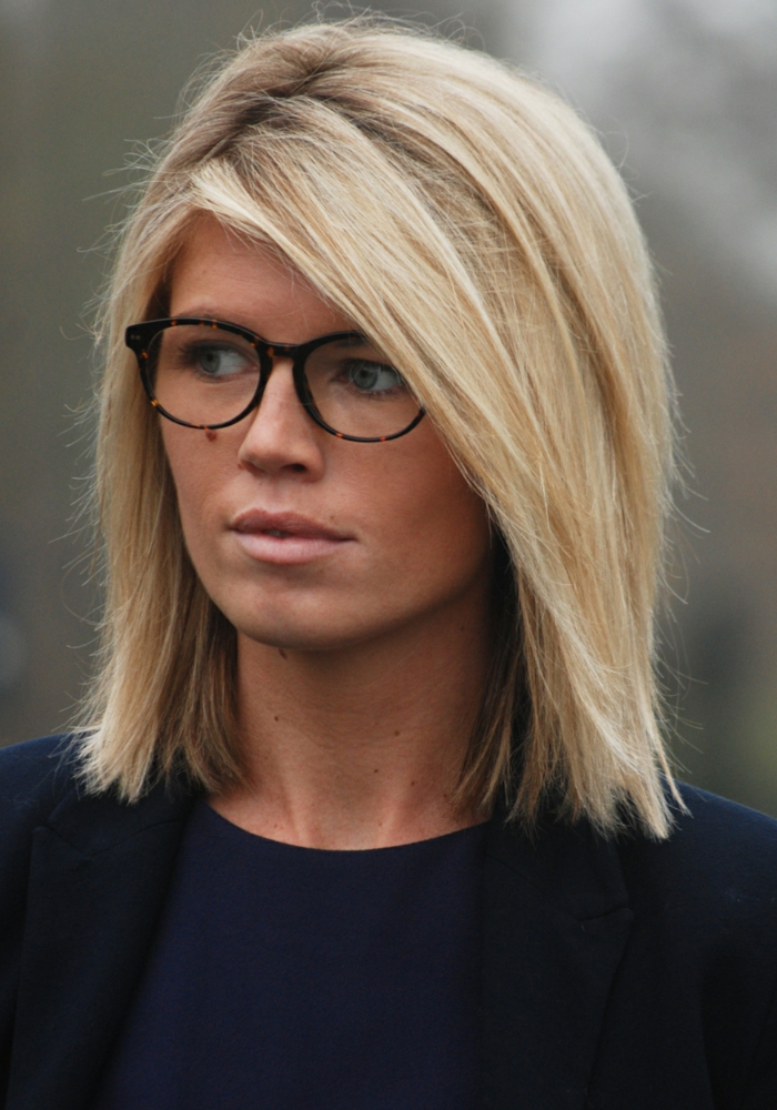schulterlange Haare von einem blonden Mädchen mit Brillen, Kleidung in blauen Nuancen