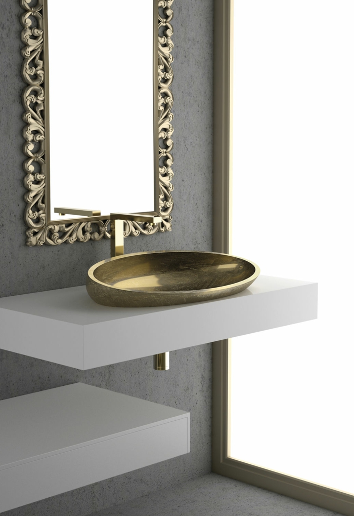 kleines Waschbecken mit Goldüberzug, modernes Badezimmerdesign inspiriert von der Antike, schmaler Spiegel mit vergoldetem Rahmen mit vielen Ornamenten, Bad-Raumteiler aus Glas