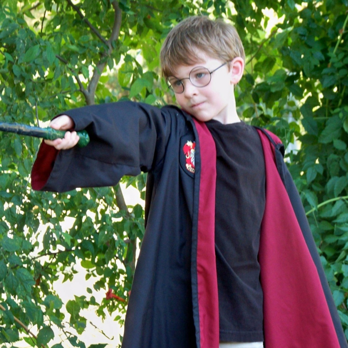 Kostüm selber machen für einen kleinen Harry Potter Fan - ein Mantel, Brille und Zauberstab