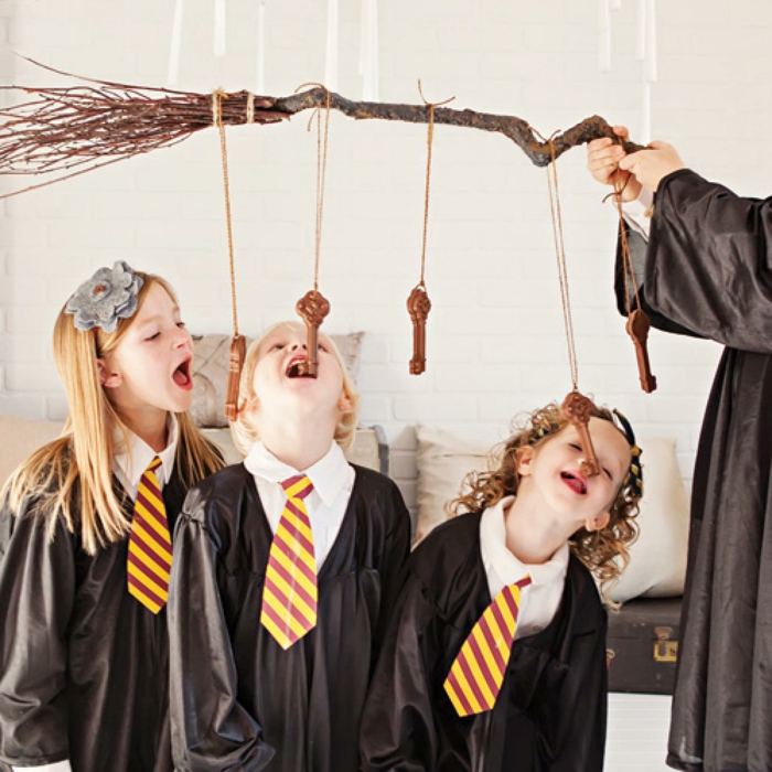 Harry Potter Karneval Motto - ein Hexenbesen, von dem Schokolade Schlüssel hängen