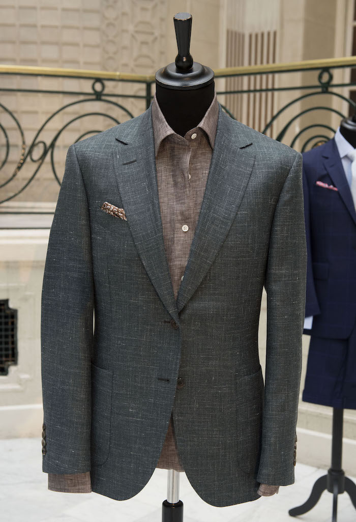 würden Sie diesen mit fliege anzug tragen oder krawatte in helle farben manequin braunes hemd graues sakko