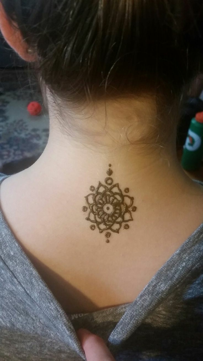 Henna Tattoo in der Form einer Blume - Tattoo für Frauen zur Inspiration