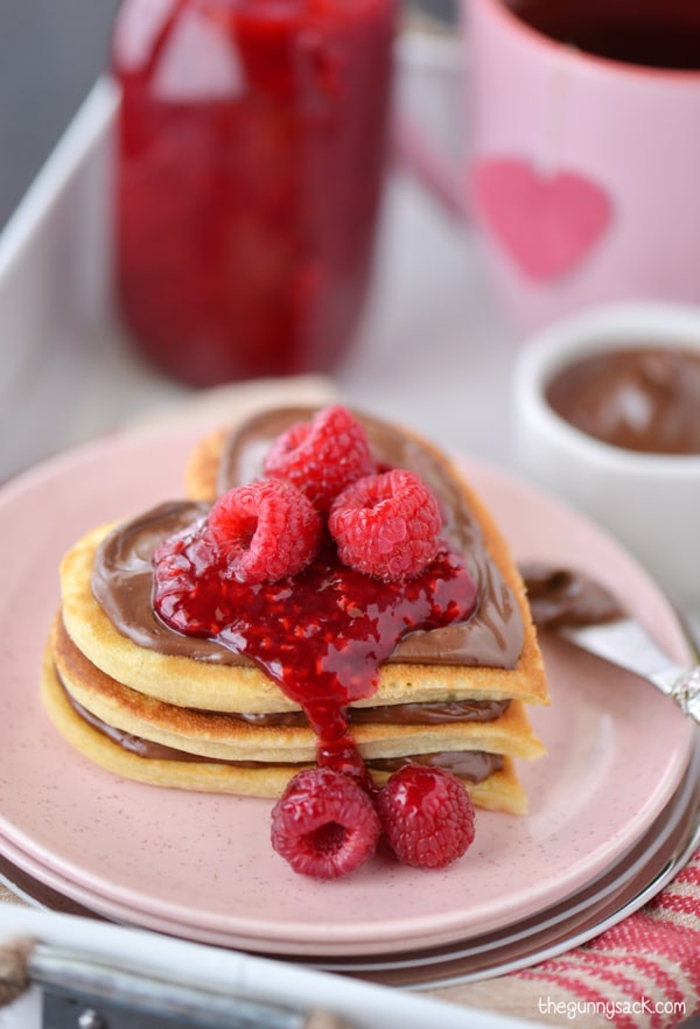 Herz-Pfannkuchen mit Schokolade und Himbeeren, romantisches Frühstück zum Valentinstag