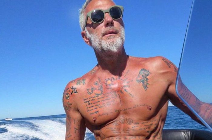 hipster bart bohemian style gianluca vacchi mann mit vielen tattoos fünfzig jahre alt brille yacht meer ozean seefahrt