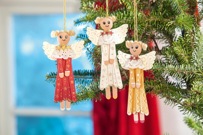 holzengel basteln weihnachtsengel basteln engel basteln aus naturmaterialien engel aus holzstäbchen und papier machen drei engel auf tannenbaum hängen