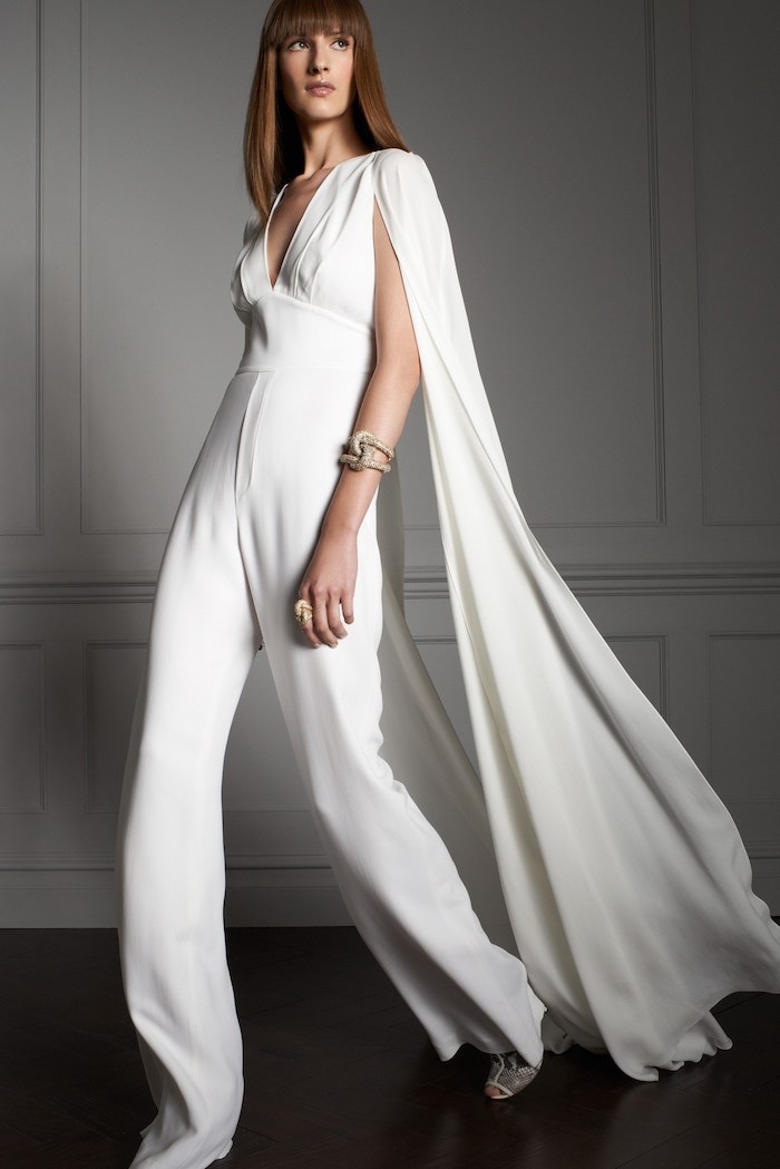 weißes outfit für elegante damen damenmode brautmode ideen festlicher jumpsuit in weiß schöner schmuck