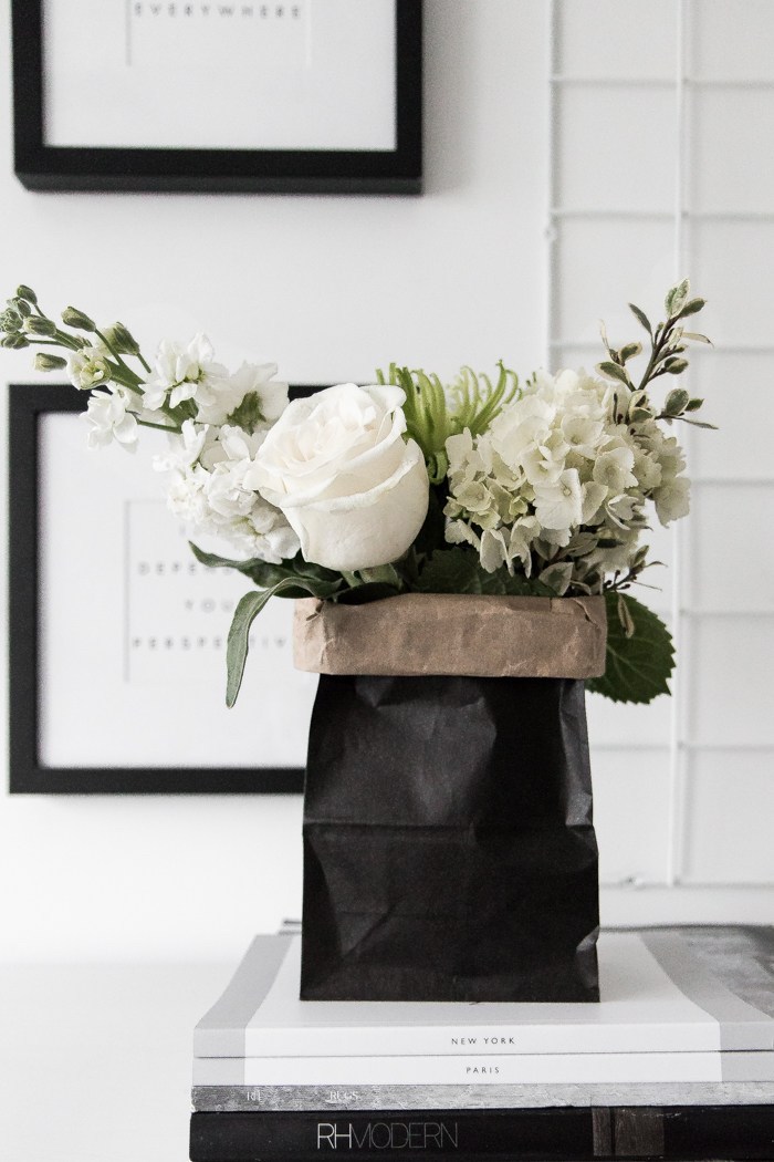 schöne ideen valentinstag geschenke für freund frau oder mann weiße blumen in vase und schwarze papierverpackung 