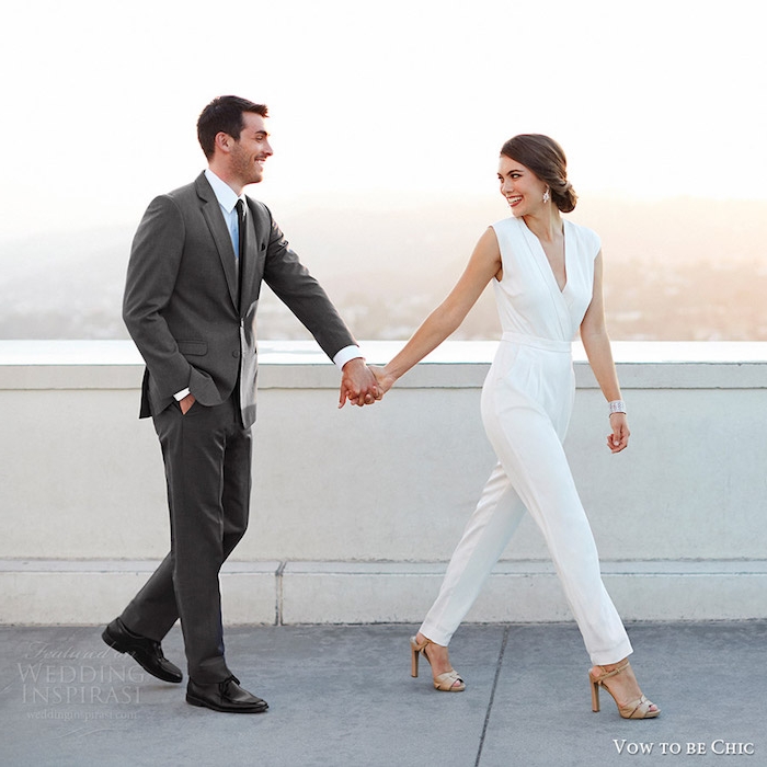 festlicher jumpsuit für die dame und grauer anzug für den mann ehepaar neu geheiratet schöne ideen verliebtes paar