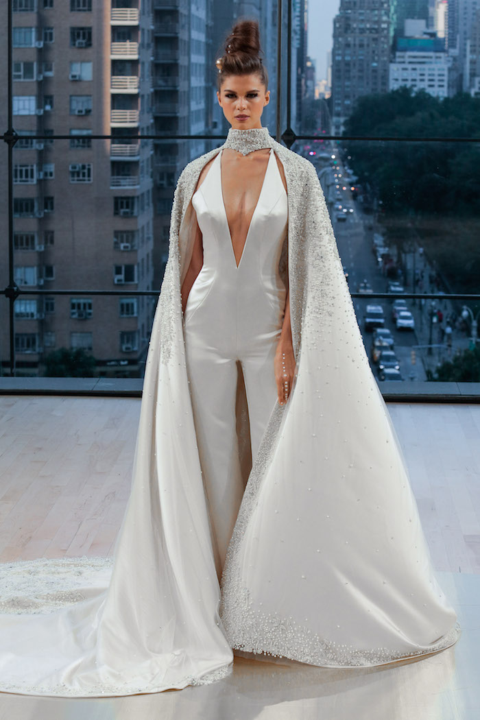 idee für jumpsuit elegant weiß und silbern modell ideen bodenlange schleife glänzender stoff designer ideen