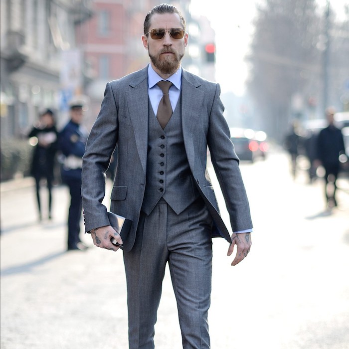 hipster look der mann von heute sieht super trendy aus grauer anzug braune krawatte braune schuhe