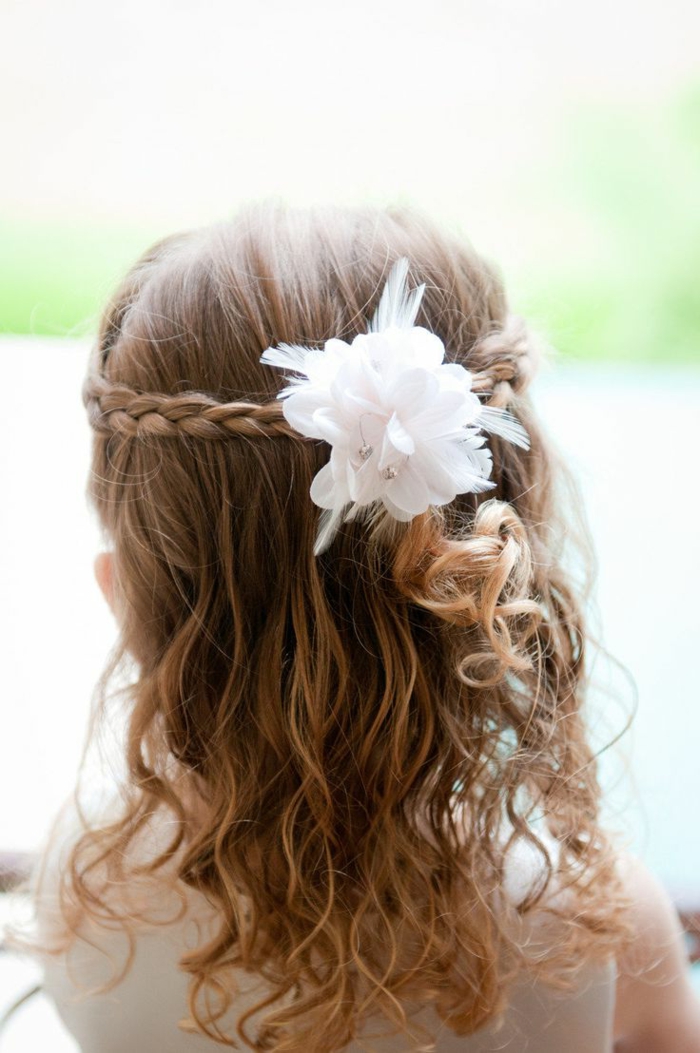 leichte Frisuren - ein kleines Mädchen mit Flechtfrisur und eine weiße Blume in Haaren