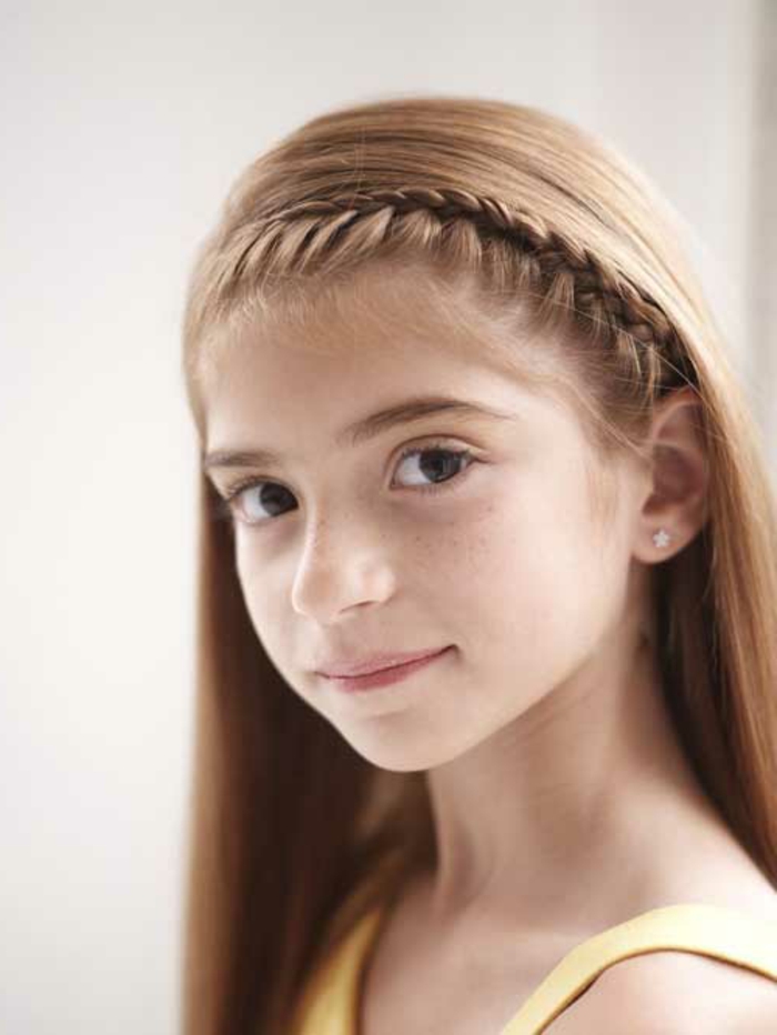 leichte Frisuren - ein Seitenscheitel Zopf von Mädchen mit roten Haaren